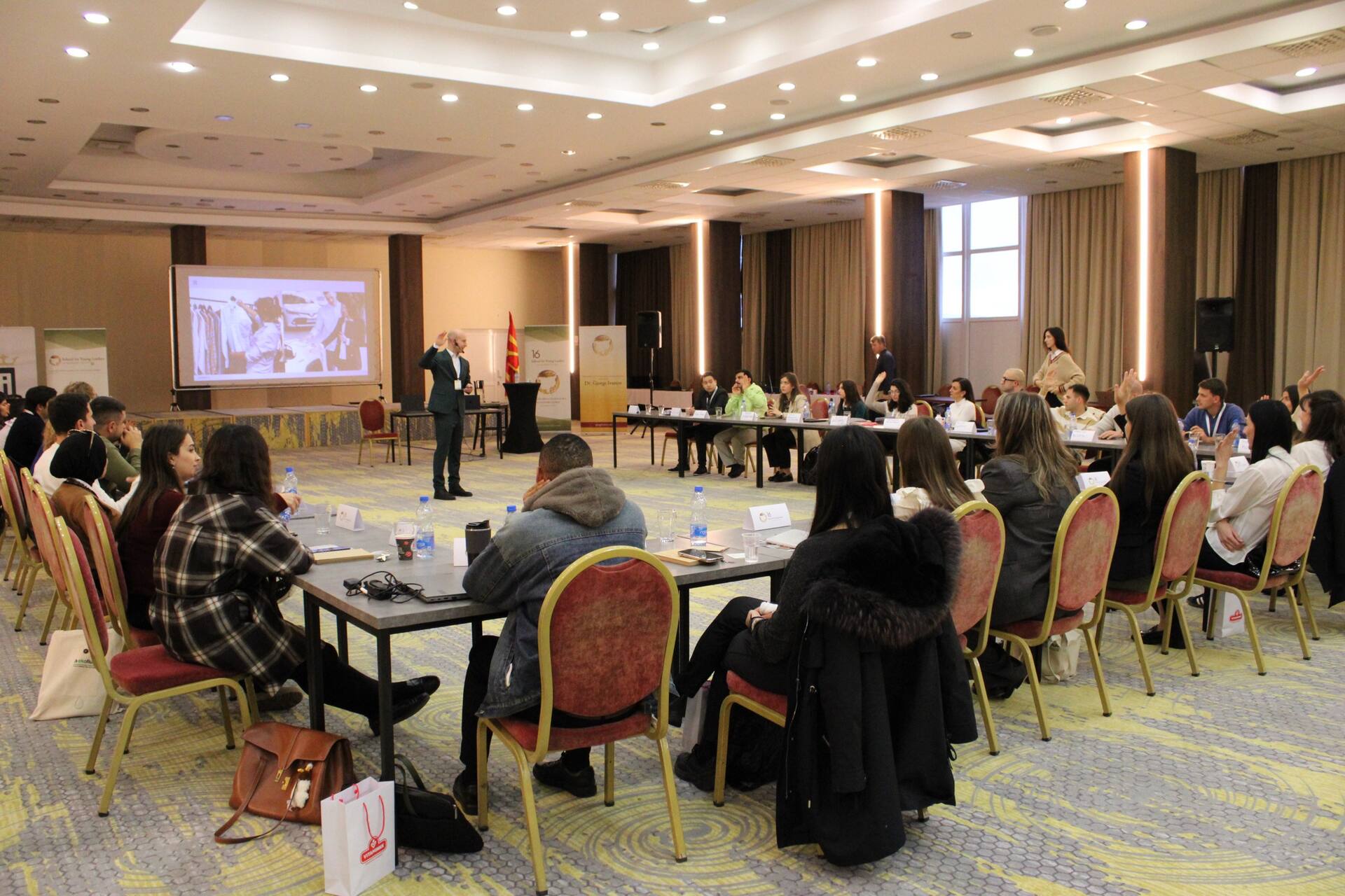 Jakub Popluhar vor einer Gruppe, School for Young Leaders, Ohrid