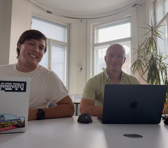 Jakub Popluhar im Einzelcoaching am Laptop, gemeinsam an einem Tisch
