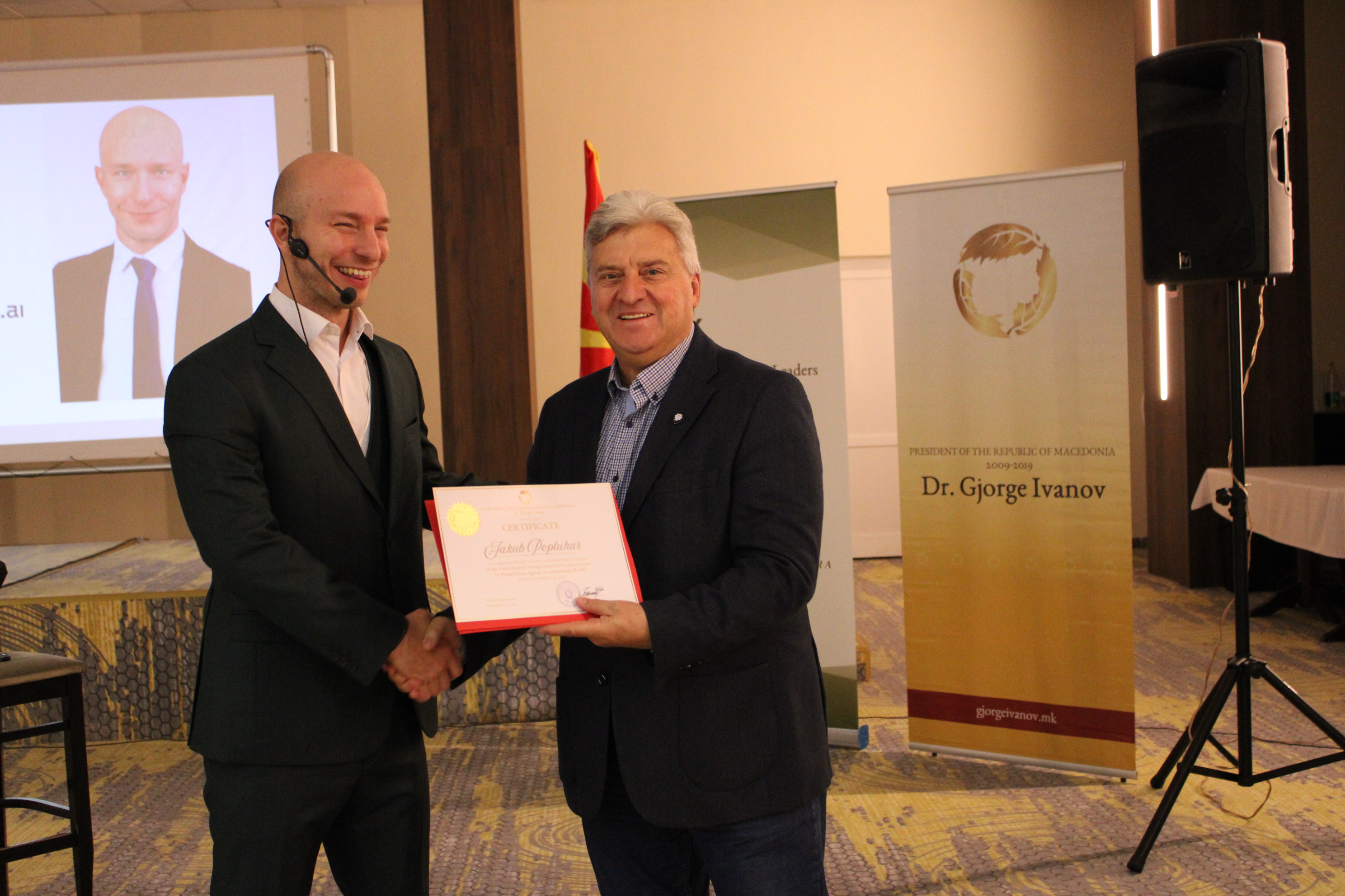 Jakub Popluhar mit Präsident Dr. Gjorge Ivanov